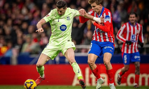 Lewandowski chạm cột mốc của Messi