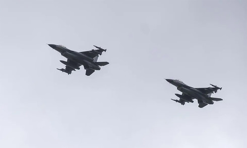 F-16 Ukraine 'bị phục kích, suýt trúng tên lửa S-400'