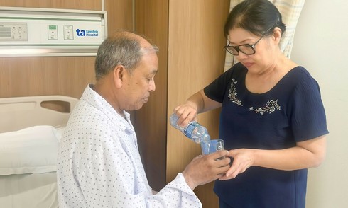 Hàng trăm viên sỏi đóng thành khối trong mật người đàn ông