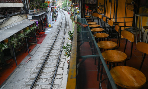 Phố đường tàu sạch bóng khách