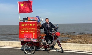 Đạp xe 700 km đến sân, CĐV nhận trái đắng với tuyển Trung Quốc