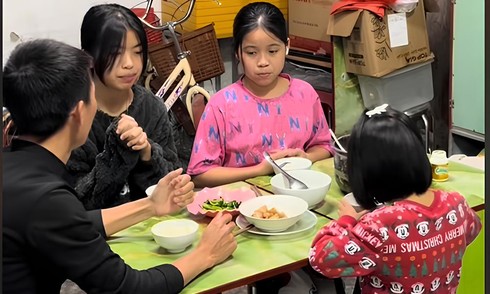 Ông bố 'gây sốt' vì dạy con quy tắc trên mâm cơm