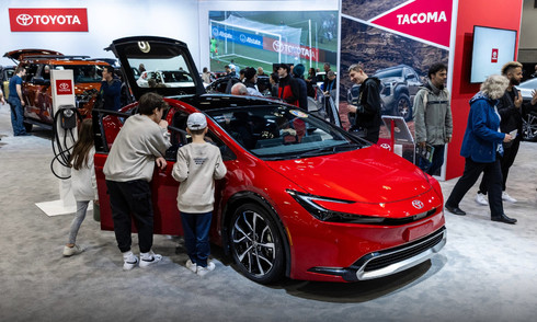 Nhu cầu xe Toyota hybrid tăng mạnh, khách phải chờ nhiều tháng