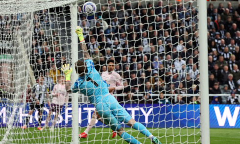 Tiền vệ Newcastle lập siêu phẩm từ gần cột cờ góc