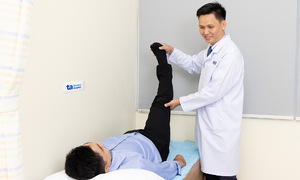 Tê cứng chân khi đi bộ là bệnh gì?