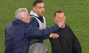 Mourinho có thể bị cấm chỉ đạo 3 tháng vì véo mũi đối thủ