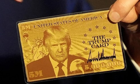 Ông Trump khoe thẻ vàng nhập cư 5 triệu USD đầu tiên
