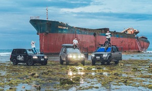 Nhóm du khách lái xe 'cày nát' bãi rêu ở Ninh Thuận gây bức xúc