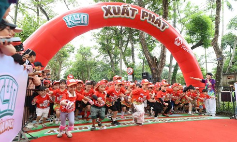 2.000 trẻ em chạy bộ trong lòng Kinh thành Huế cùng gia đình