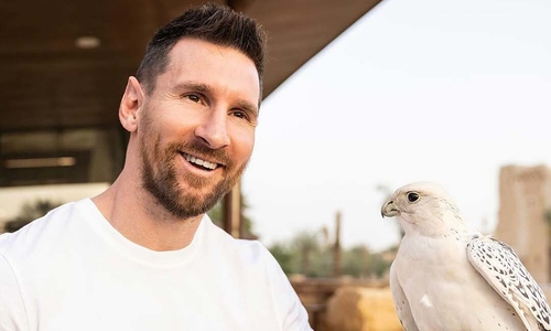 Gu mặc áo phông đơn sắc của Messi