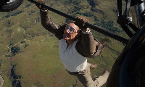 Tom Cruise bám thân máy bay trong trailer 'Mission: Impossible 8'