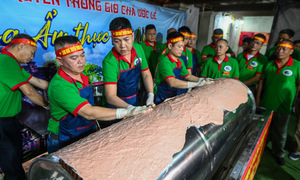 Làng Ước Lễ làm cây chả hơn 100 kg, thui bê mừng hội