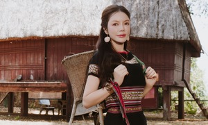 Lý Nhã Kỳ tạo dáng với váy áo thổ cẩm