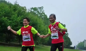 Đam mê marathon của vợ chồng U90