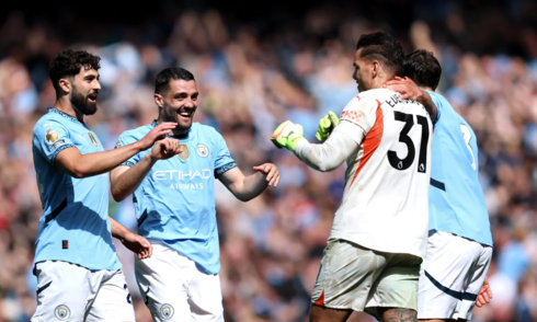 Ederson được ví như 'De Bruyne trong khung gỗ'