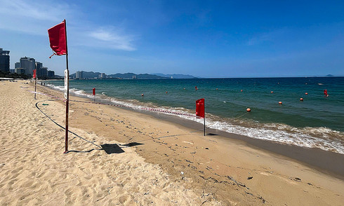 Lên phương án trục vớt sà lan chìm tại biển Nha Trang