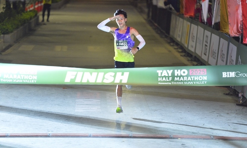 Trung Cường phá kỷ lục half marathon của Hoàng Nguyên Thanh