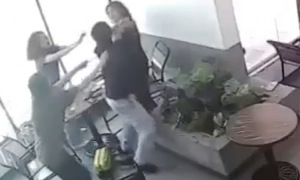 Đánh gục bạn gái trong quán cà phê