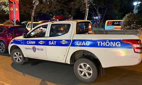Cảnh sát mở đường đưa bé trai nguy kịch tới bệnh viện