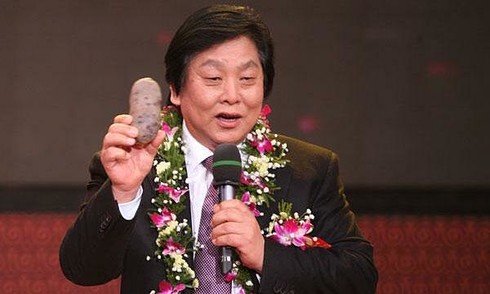 Cuộc đời huyền thoại của tỷ phú chỉ biết 200 chữ