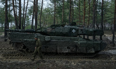 Xe tăng Leopard 2 thất thế, trở thành bệ pháo di động ở Ukraine