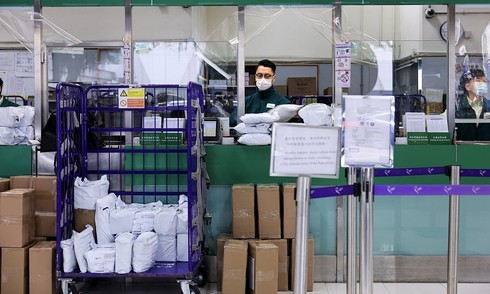 Hong Kong ngừng giao hàng bưu kiện tới Mỹ