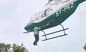 Người đàn ông Kenya đu lên càng đáp trực thăng để vòi tiền