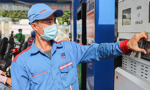 Giá xăng RON 95 xuống thấp nhất 5 năm