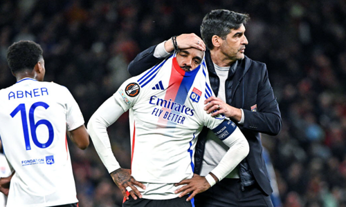 HLV Lyon: 'Thua Man Utd vì mừng sớm, mất tập trung'