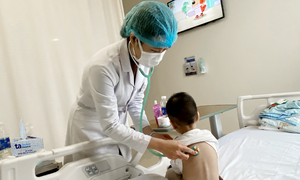 Trẻ nhỏ bệnh chồng bệnh dễ biến chứng nặng