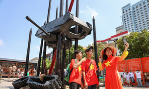 Cọc Bạch Đằng, xe tăng treo ngược trên phố Nguyễn Huệ hút khách check in