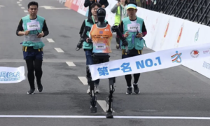 Robot hình người đầu tiên thắng cuộc thi half marathon