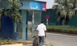 Cầm dao, cướp tiền ở phòng giao dịch Vietinbank