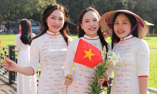 Hàng nghìn người đổ về quảng trường Ba Đình chụp ảnh dịp 30/4