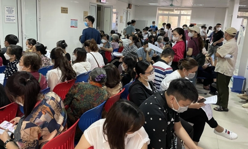 Tâm lý 'đi sớm, khám sớm' gây quá tải bệnh viện