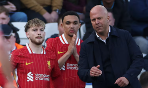 Carragher: 'Liverpool nên để Alexander-Arnold dự bị hết mùa'