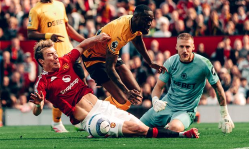 Tiền đạo Man Utd gây phẫn nộ với lỡ cơ hội đệm cận thành