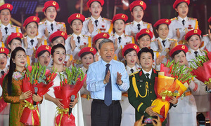 Tổng Bí thư Tô Lâm hòa giọng cùng các nghệ sĩ trong 'Đất nước trọn niềm vui'