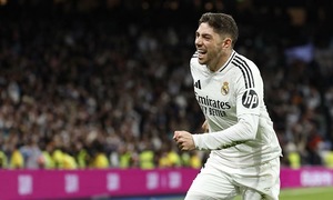 Siêu phẩm phút bù giờ giúp Real bám đuổi Barca