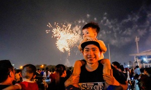 Biển người xem pháo hoa tại Mỹ Đình