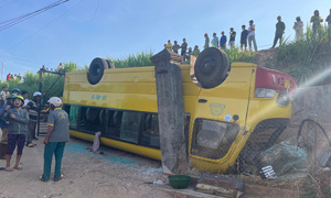 Ôtô chở 20 học sinh bị lật
