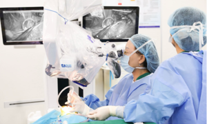 Cấy điện cực ốc tai cho người điếc 15 năm