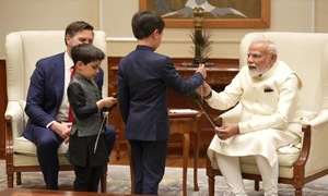 Thủ tướng Ấn Độ tặng lông công cho con của Phó tổng thống Mỹ