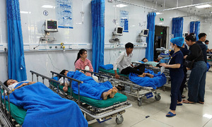 Bệnh viện báo động đỏ cấp cứu nạn nhân vụ lật xe
