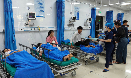 Bệnh viện báo động đỏ cấp cứu nạn nhân vụ lật xe