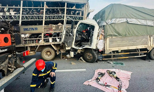 Xe tải tông nhau trên cao tốc Mai Sơn - quốc lộ 5, hai người chết