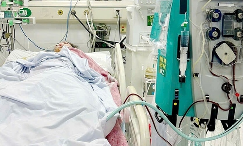Cô gái nguy kịch sau một ngày sốt cao, đau họng