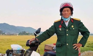 Cựu chiến binh U80 chạy xe máy vào TP HCM xem diễu binh