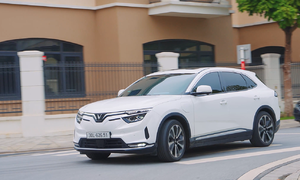 Cách lái xe không gây nôn nao khi đi trong phố