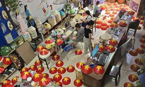 Sốt quần áo, phụ kiện ăn theo lễ 30/4